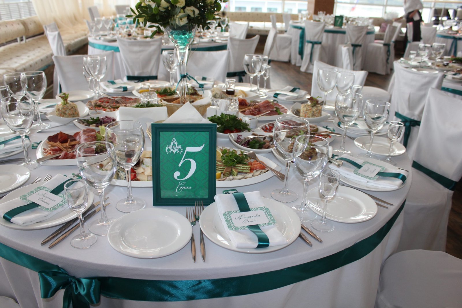 Столик для гостей. Свадебный стол для гостей. Банкетный стол. Стол гостей на свадьбе. Рассадка гостей на столах.