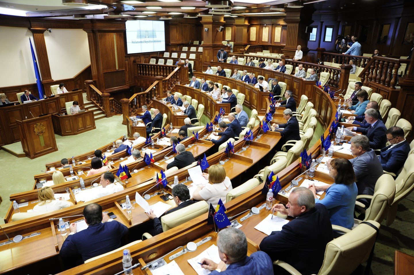 Парламент проходит в. Заседание парламента. Зал заседаний парламента. Парламент Латвии заседание. Зал заседания парламента РФ.