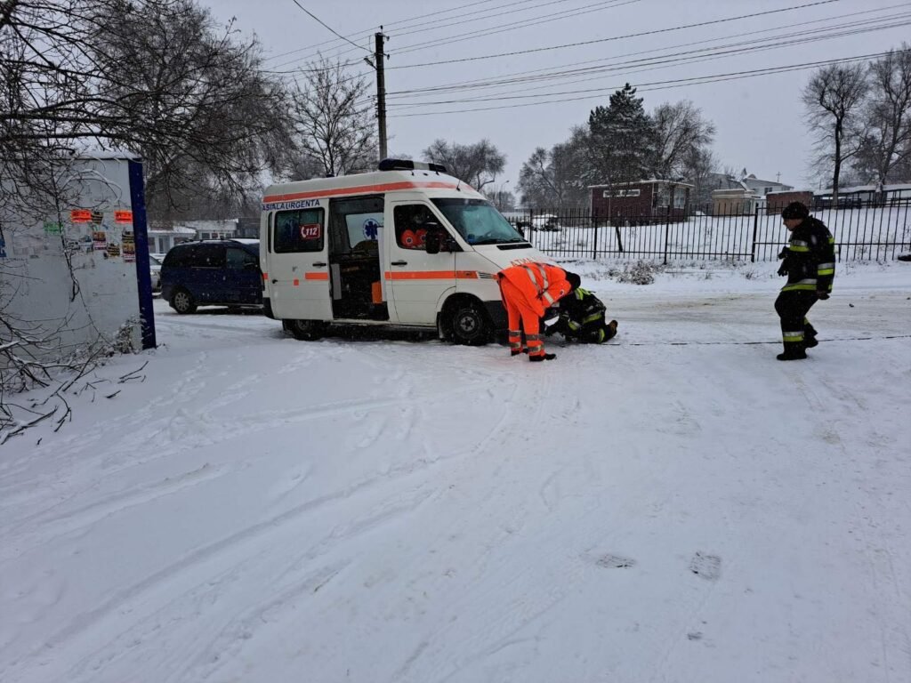 На юге Молдовы из-за снегопада застряли 11 грузовиков и машина скорой помощи  - TUK.MD